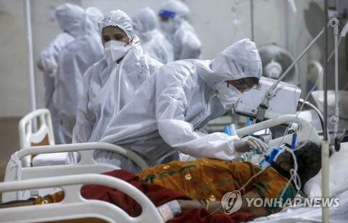 인도 뭄바이의 한 병원에서 의료진이 코로나19 환자를 돌보는 모습. [AP=연합뉴스]